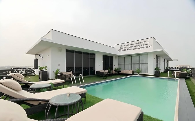 Luxury 3 Bedroom Penthouse Apartment, Rooftop Pool Ologolo Lekki